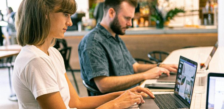 Ulotki reklamowe - co to? Wszystko, co musisz wiedzieć, aby je odpowiednio wykorzystać