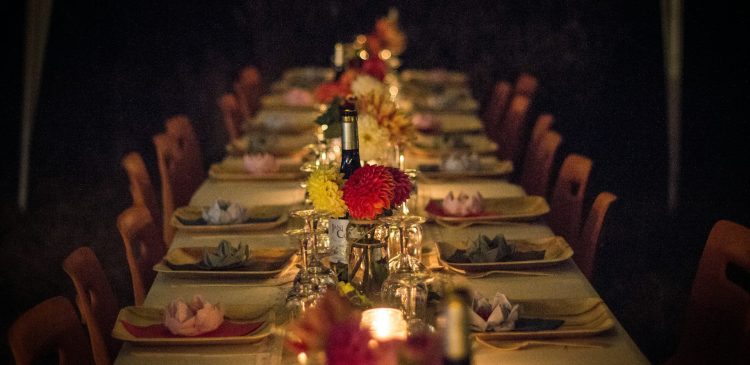 Wigilia firmowa - co to? Jak zorganizować idealne Boże Narodzenie w pracy?