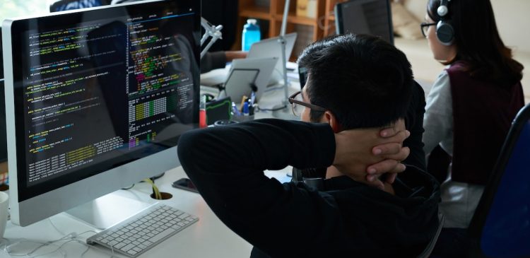 Backend developer - kim jest? Kompleksowy przewodnik po roli, zadaniach i perspektywach