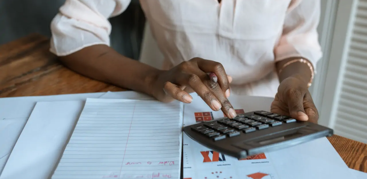 Cena ewidencyjna - co to jest i jak wpływa na finanse Twojej firmy? Poradnik