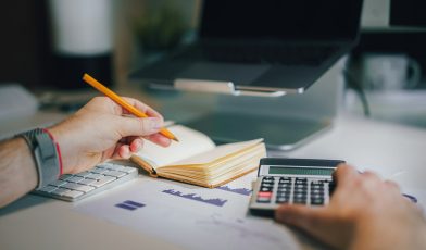 Cena maksymalna - co to takiego? Poznaj jej skutki!