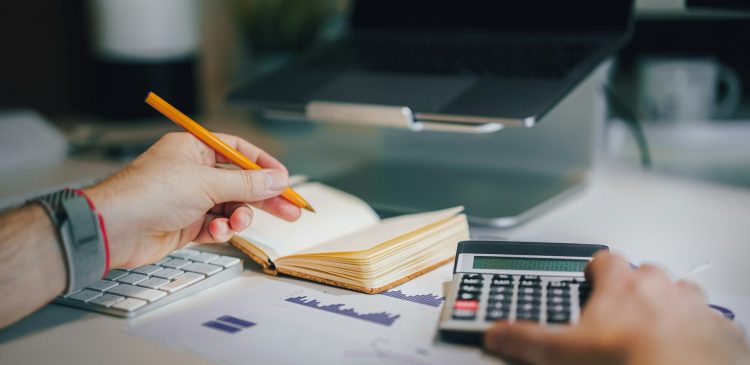 Cena maksymalna - co to takiego? Poznaj jej skutki!