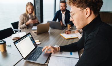 E-biznes - co to? Twój kompletny przewodnik po cyfrowym świecie biznesu