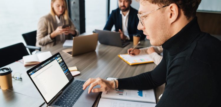 E-biznes - co to? Twój kompletny przewodnik po cyfrowym świecie biznesu