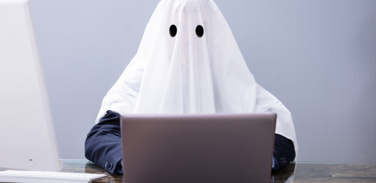 Ghostwriter - kim jest? Kompleksowy przewodnik po tym zawodzie, jego obowiązkach i etyce