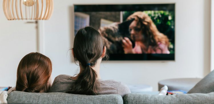 Jak znaleźć tytuł filmu po opisie? Skuteczne metody i narzędzia dla kinomanów