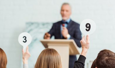 Licytacja - co to? Wszystko, co musisz wiedzieć o rodzajach i zastosowaniach