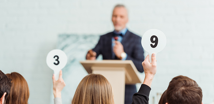 Licytacja - co to? Wszystko, co musisz wiedzieć o rodzajach i zastosowaniach