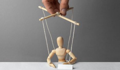 Manipulacja językowa - co to jest, jak ją rozpoznać i się przed nią bronić? Poradnik