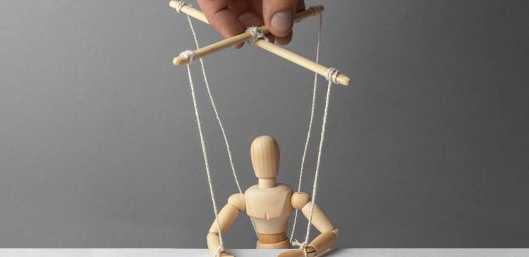 Manipulacja językowa - co to jest, jak ją rozpoznać i się przed nią bronić? Poradnik