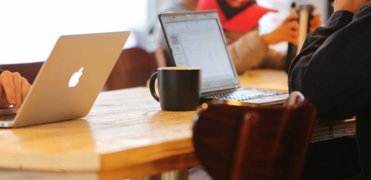 Marketing relacji - co to? Kompleksowy przewodnik po budowaniu trwałych więzi z klientami