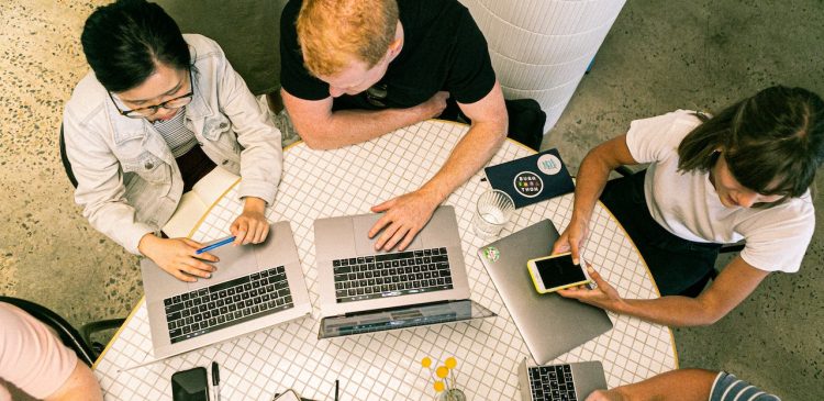 Marketing społeczny - co to jest i jak zmienia świat na lepsze? Poradnik