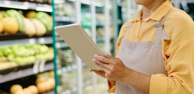 Merchandiser - kim jest i jak zbudować karierę w atrakcyjnej prezentacji produktów?