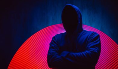 Patoinfluencer - kto to? Definicja, wpływ i jak się przed nim chronić?