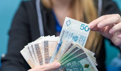 Płaca minimalna - co to jest, ile wynosi i jak wpływa na rynek pracy? Poradnik