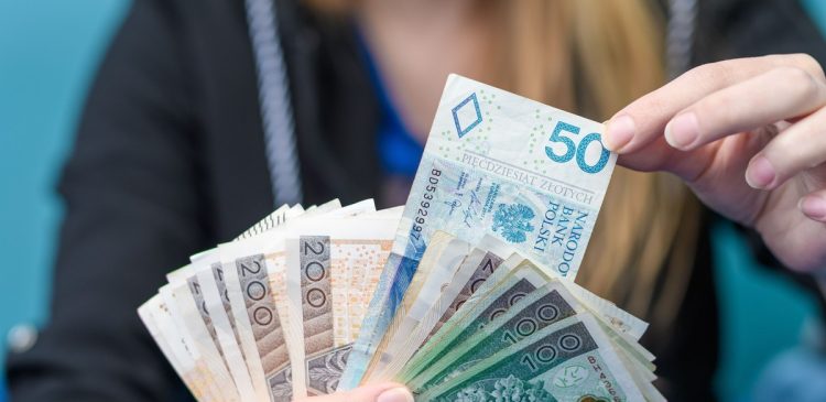 Płaca minimalna - co to jest, ile wynosi i jak wpływa na rynek pracy? Poradnik