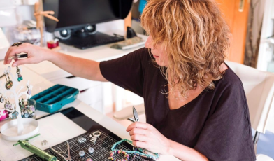 Praca chałupnicza - co to jest, jak działa i jak zacząć? Kompletny poradnik