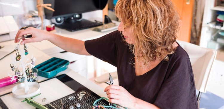 Praca chałupnicza - co to jest, jak działa i jak zacząć? Kompletny poradnik