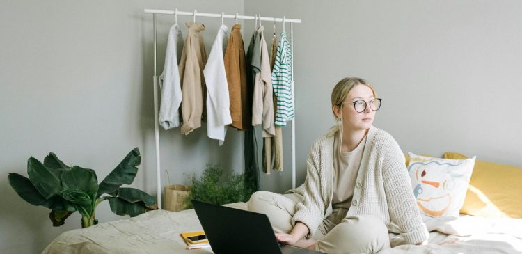 Praca przez internet - co to jest, jak zacząć i co nas czeka w przyszłości?