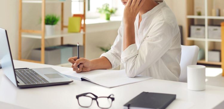 Praca zdalna - co to? Jakie są jej wady i zalety oraz jaka jest jej przyszłość dla pracowników i firm?