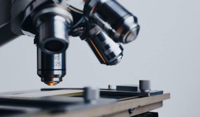 Próba kontrolna - co to? Poznaj klucz do rzetelnych eksperymentów naukowych