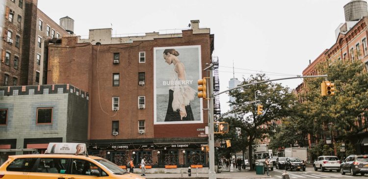 Reklama na budynku - co to jest i jaki ma cel? Kompleksowy przewodnik