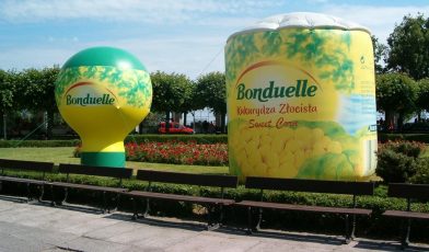 Reklama pneumatyczna - co to? Przewodnik po dmuchanych gigantach, które przyciągają wzrok