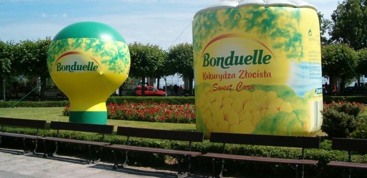 Reklama pneumatyczna - co to? Przewodnik po dmuchanych gigantach, które przyciągają wzrok