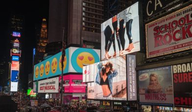 Reklama świetlna - co to? Wszystko, co musisz wiedzieć o jej formach