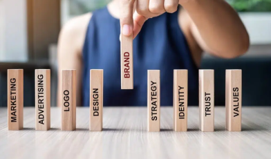 Slogan reklamowy - co to jest? Kluczowe cechy, funkcje i najlepsze przykłady