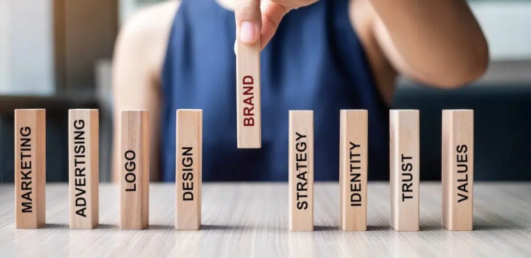 Slogan reklamowy - co to jest? Kluczowe cechy, funkcje i najlepsze przykłady