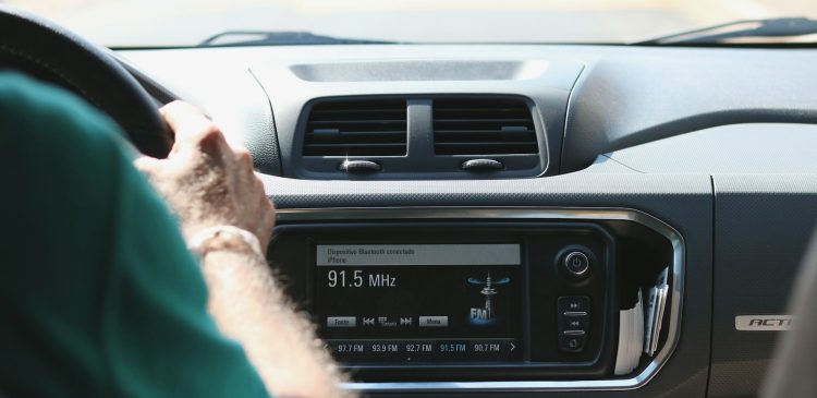Środki masowego przekazu - co to jest i jaką rolę odgrywają w społeczeństwie?