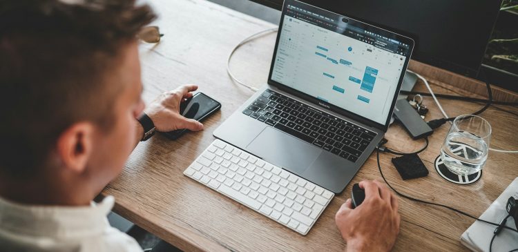 Stawka godzinowa - co to takiego i jak ją obliczyć, żeby zarabiać więcej? Poradnik