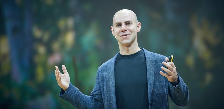 Adam Grant - kim jest? Poznaj inspirującego psychologa organizacji