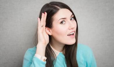 Aktywne słuchanie - czym jest i na czym polega? Przewodnik po technikach i korzyściach