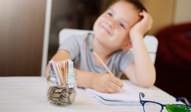 Darowizna dla dziecka - co to? Jak przekazać majątek i uniknąć podatku? Poradnik