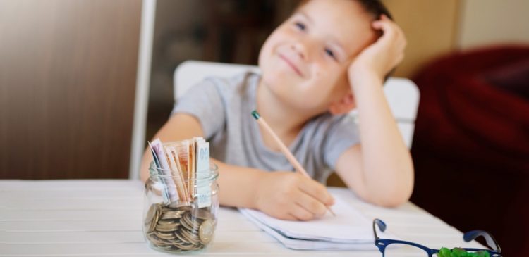 Darowizna dla dziecka - co to? Jak przekazać majątek i uniknąć podatku? Poradnik