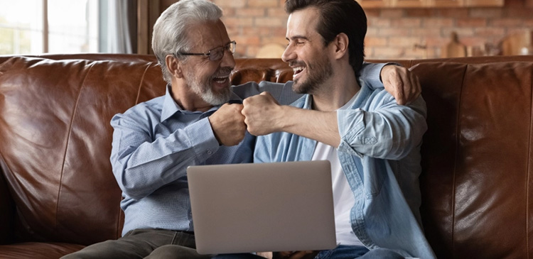 Darowizna w rodzinie - co to? Poradnik krok po kroku po zasadach, podatkach i formalnościach