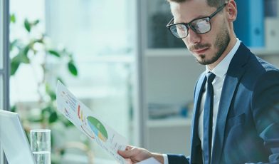 Dyrektor sprzedaży - kim jest? Przewodnik po przywództwie, strategii i wzroście przychodów