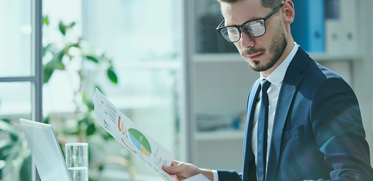 Dyrektor sprzedaży - kim jest? Przewodnik po przywództwie, strategii i wzroście przychodów