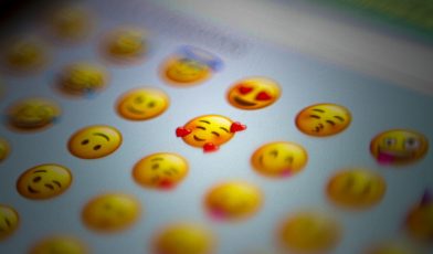 Emotikony - czym są i jaki jest ich cel w komunikacji? Przewodnik po symbolach emocji