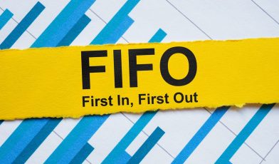 FIFO - co to? Poznaj klucz do efektywnego zarządzania zapasami