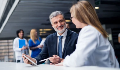 Ile zarabia handlowiec? Poznaj zarobki, perspektywy i kluczowe umiejętności na polskim rynku pracy