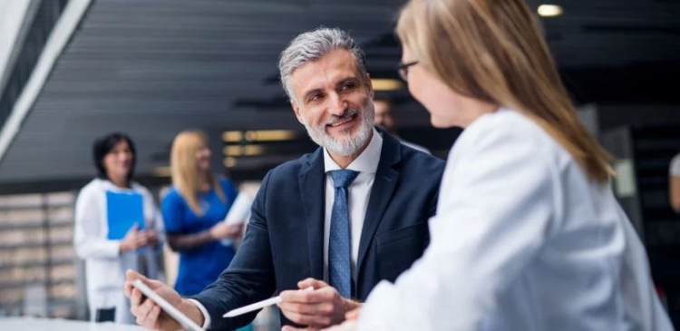 Ile zarabia handlowiec? Poznaj zarobki, perspektywy i kluczowe umiejętności na polskim rynku pracy