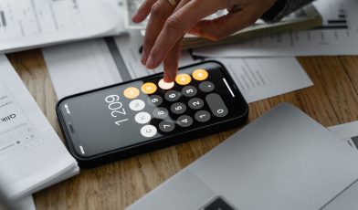 Jak obliczyć VAT? Kompletny przewodnik ze stawkami, wzorami i przykładami