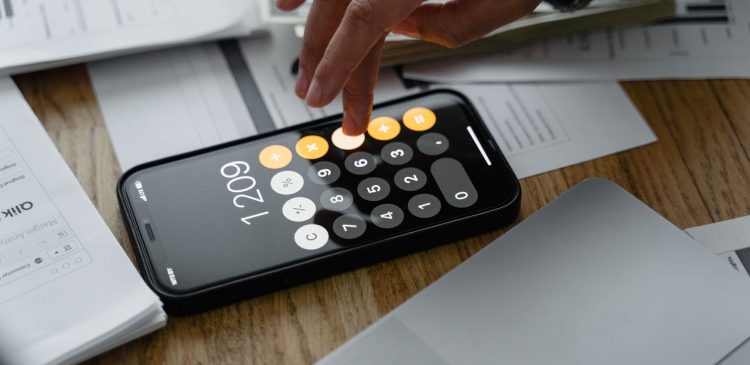 Jak obliczyć VAT? Kompletny przewodnik ze stawkami, wzorami i przykładami