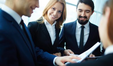 Jak zwiększyć sprzedaż jako handlowiec? Kluczowe umiejętności, technologie i strategie