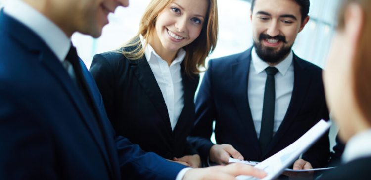 Jak zwiększyć sprzedaż jako handlowiec? Kluczowe umiejętności, technologie i strategie