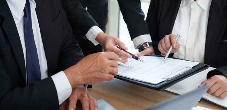 Komparycja - co to jest i jak zapewnić prawidłowe sporządzenie w dokumentach prawnych? Poradnik