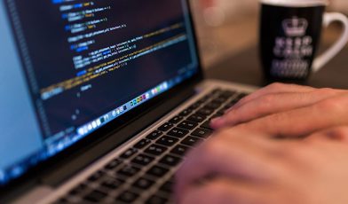 Kurs programowania - na czym polega? Jak zacząć karierę w IT? Poradnik